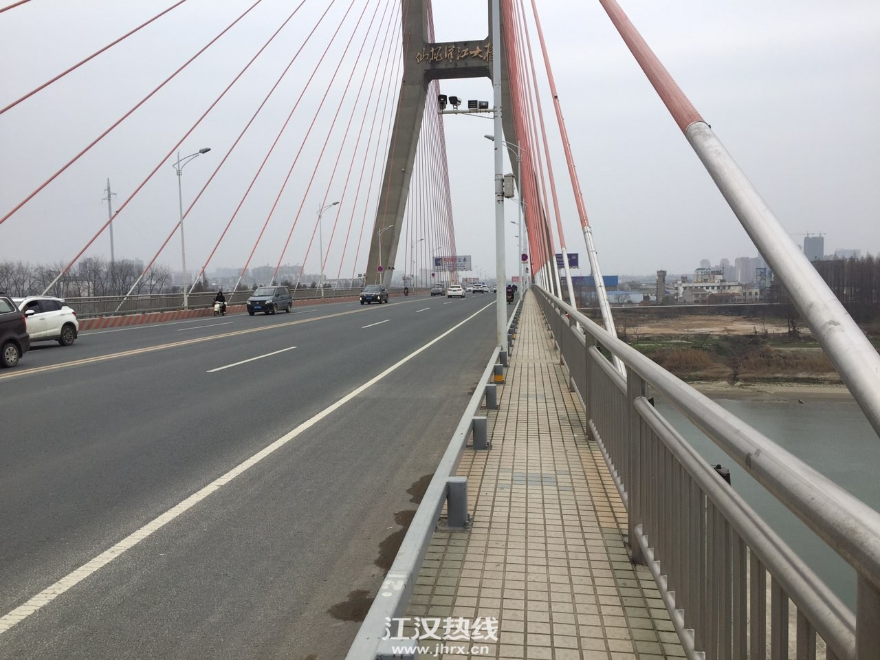 骑行天门汉江广场安装燃气管随拍