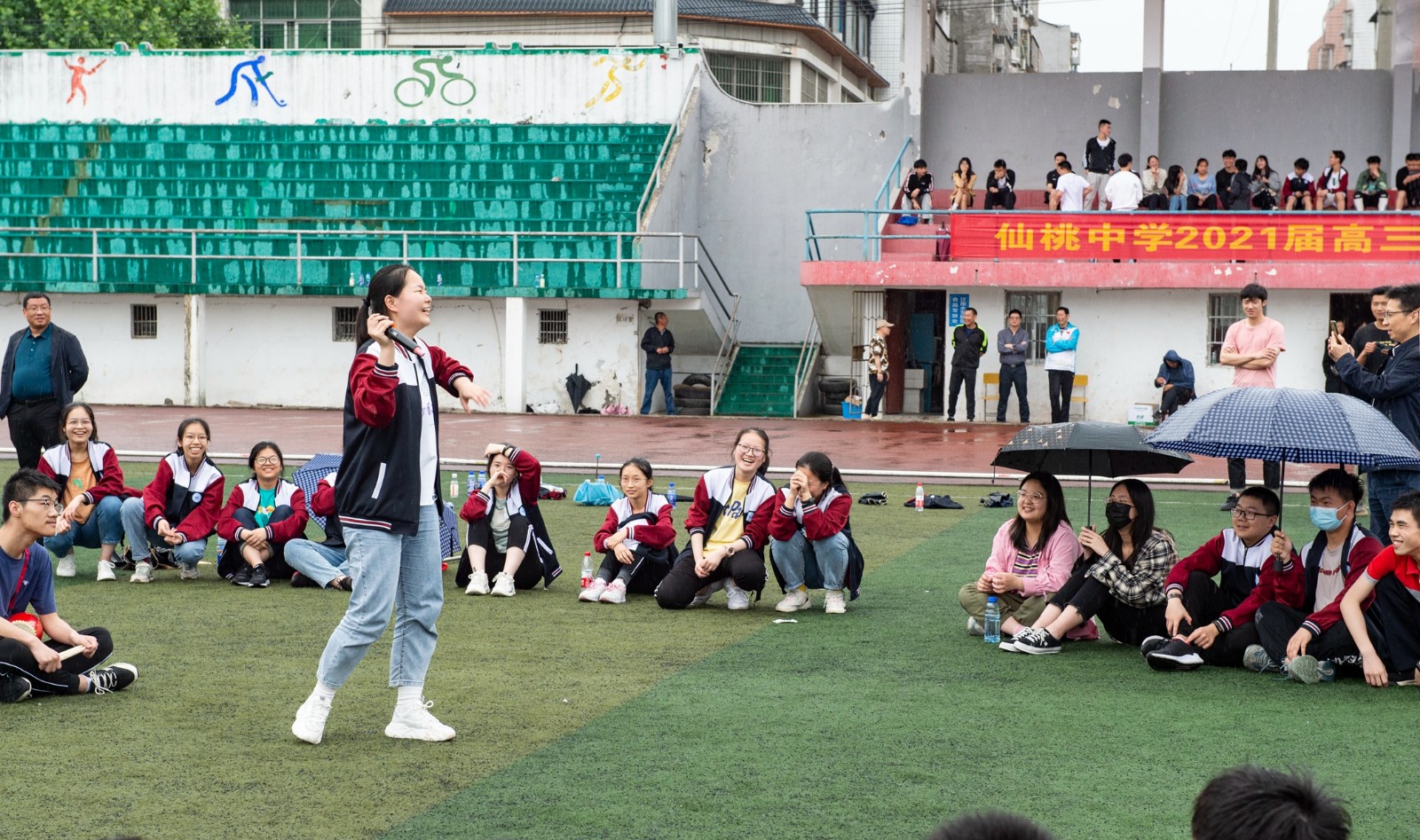 仙桃中学高三年级别开生面的趣味运动会