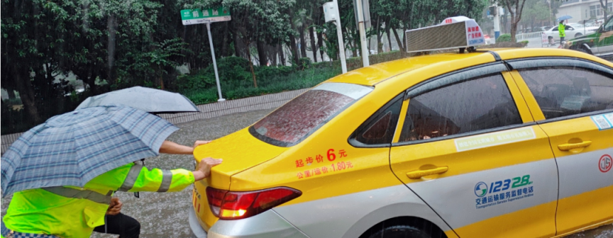 	入汛首场强降水，他们在仙桃街头……