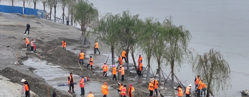 	仙桃江滩水位回落，现场拍下的画面！他们都