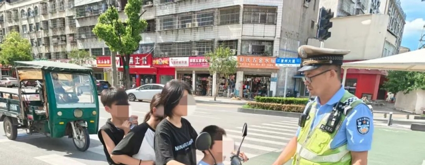 	13歲女孩騎車載3娃！仙桃漢江路口發生驚險