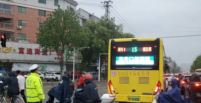 	昨天，青青家园路段大量车辆滞留后...