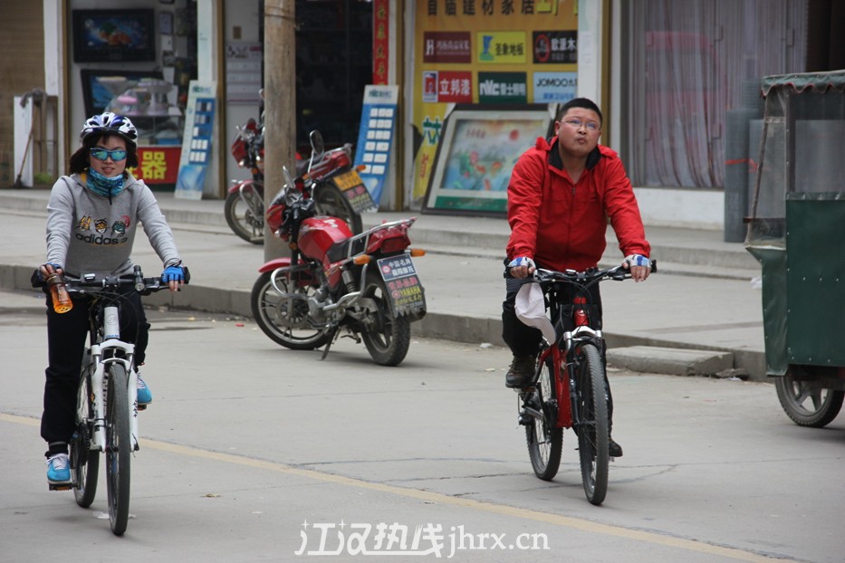 骑着小毛驴看油菜花,不张扬,不争吵,快乐骑行!