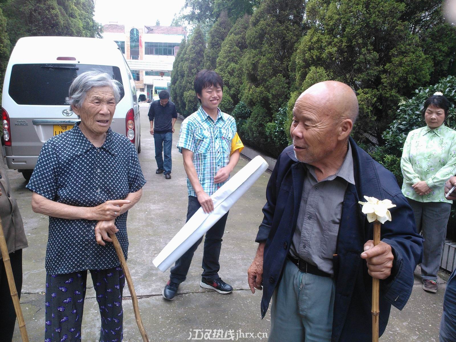 这两位老人是一对夫妻。婆婆双眼失明，开朗地笑着说，这一生都是爹爹会做事些。爹爹则爽快地称自己什么都会 ...