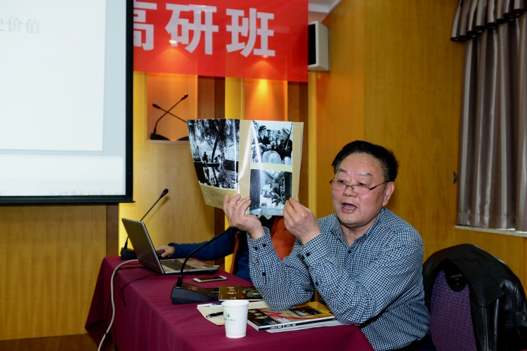 湖北省摄影家协会名誉主席樊德寿正在作题为《新闻摄影的价值》的讲座
