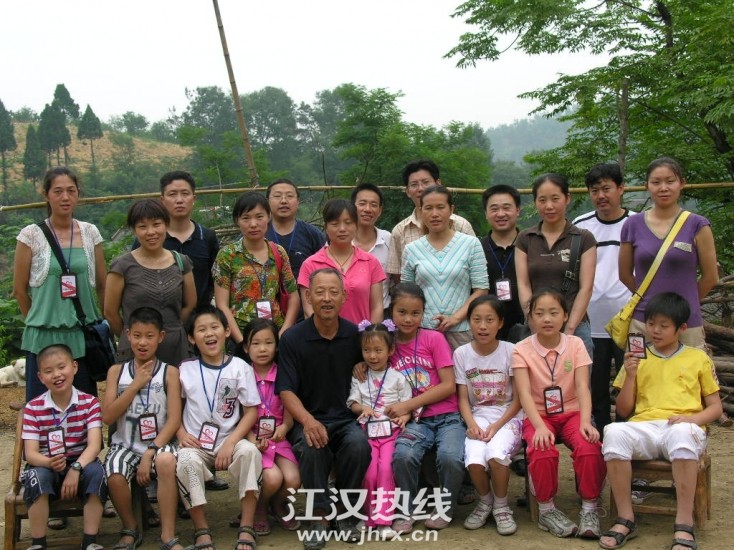 2007年6月，十堰志愿者在龙山镇。前排中为王朝印.jpg