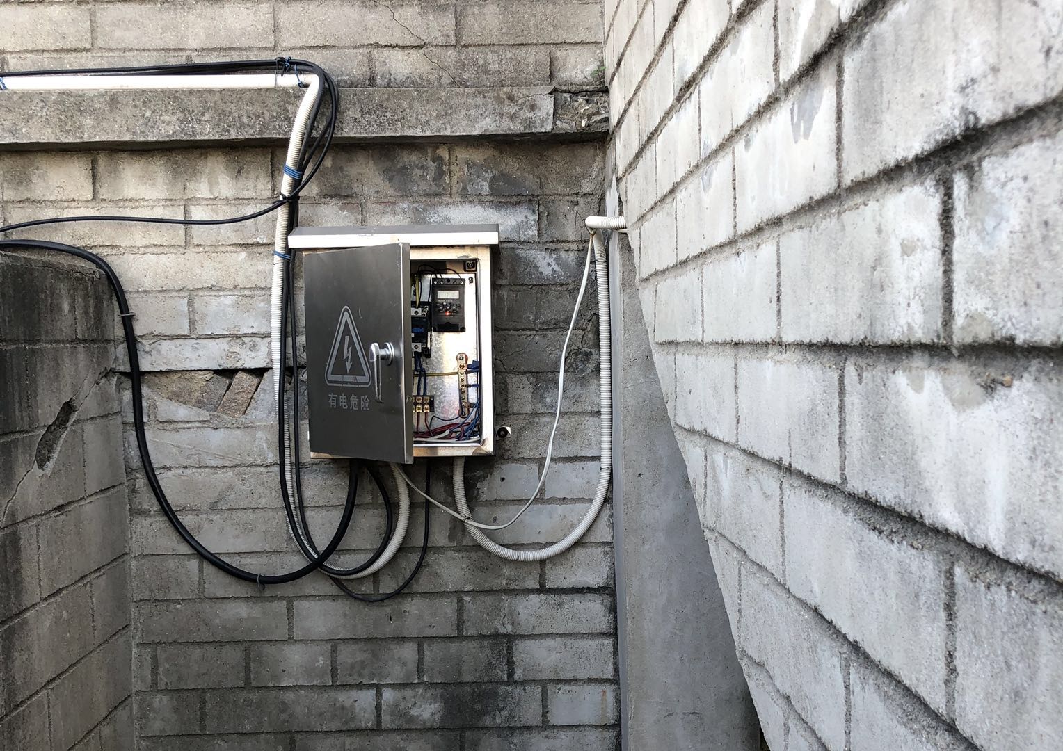 主城楼楼梯背面配电箱工作状态箱门没锁死.