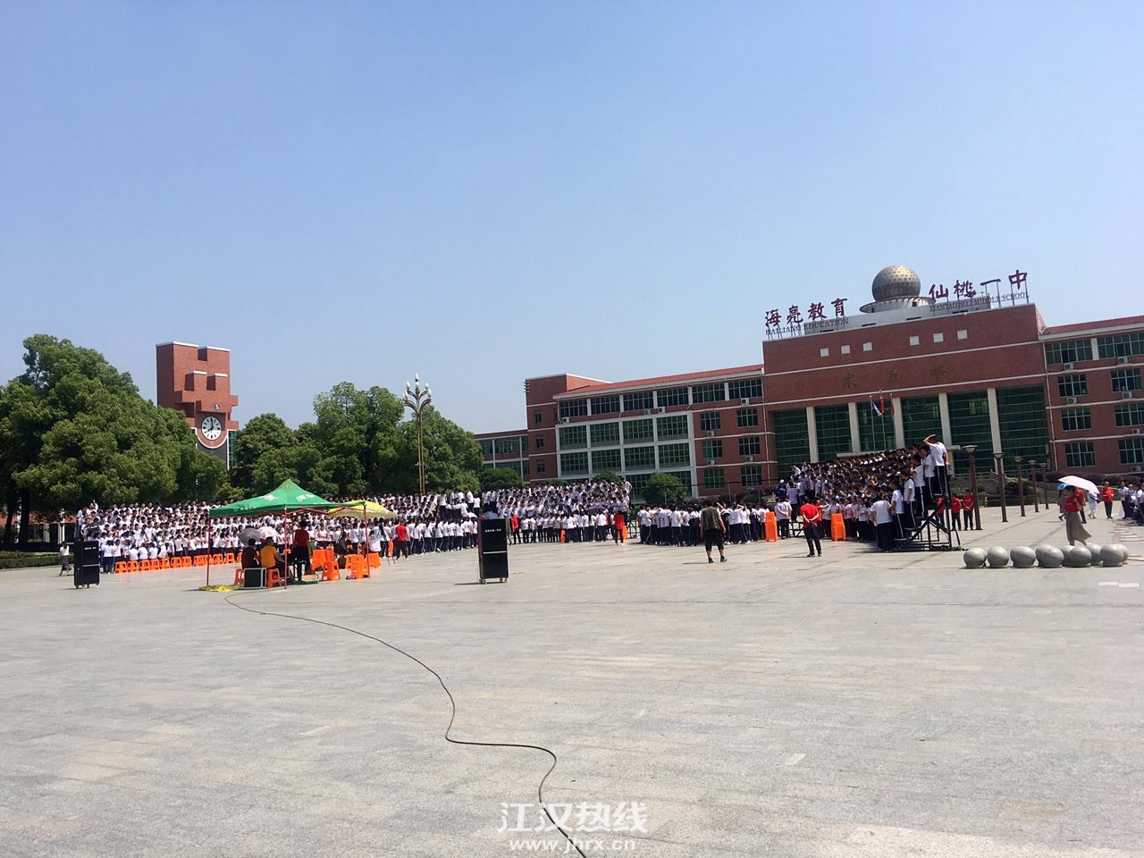 又是毕业季,感恩母校时!仙桃一中毕业照来啦,咔嚓一声