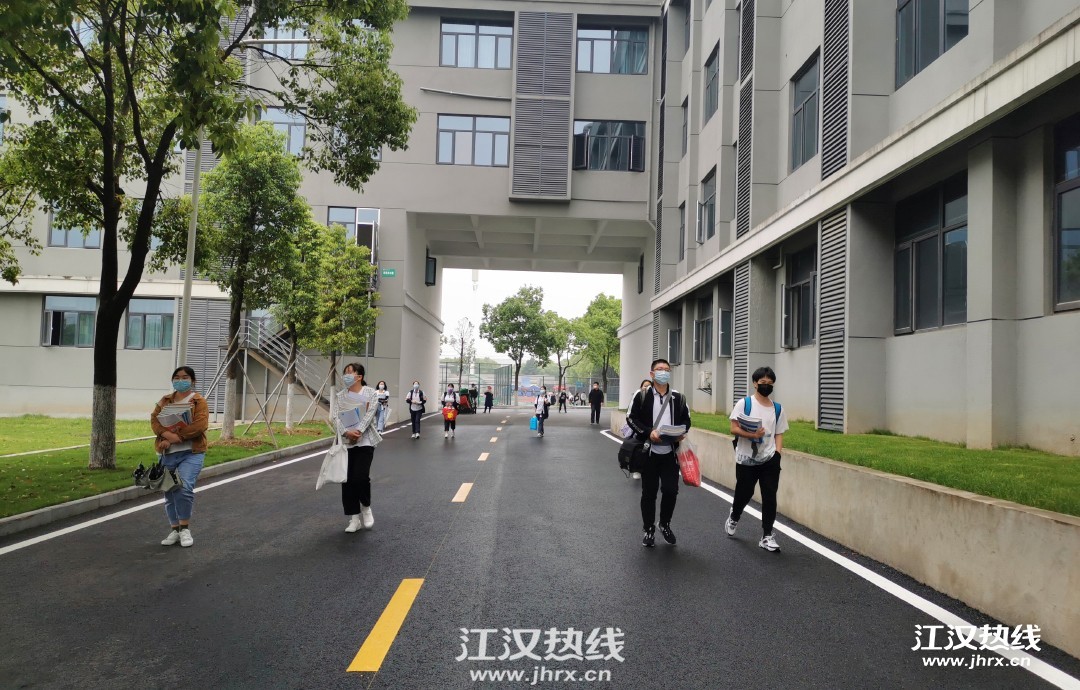 学生行走保持距离.jpg