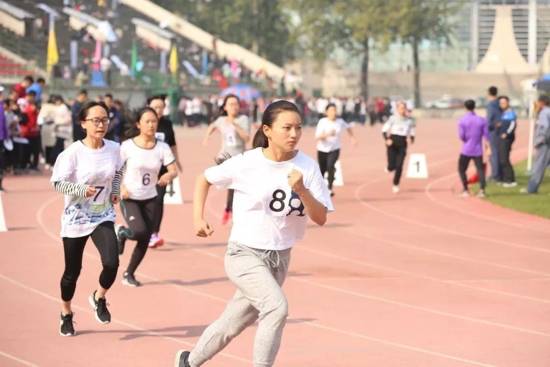 清华女生1500米跑