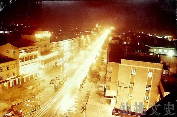 1987年仙桃市沔阳大道夜景.jpg