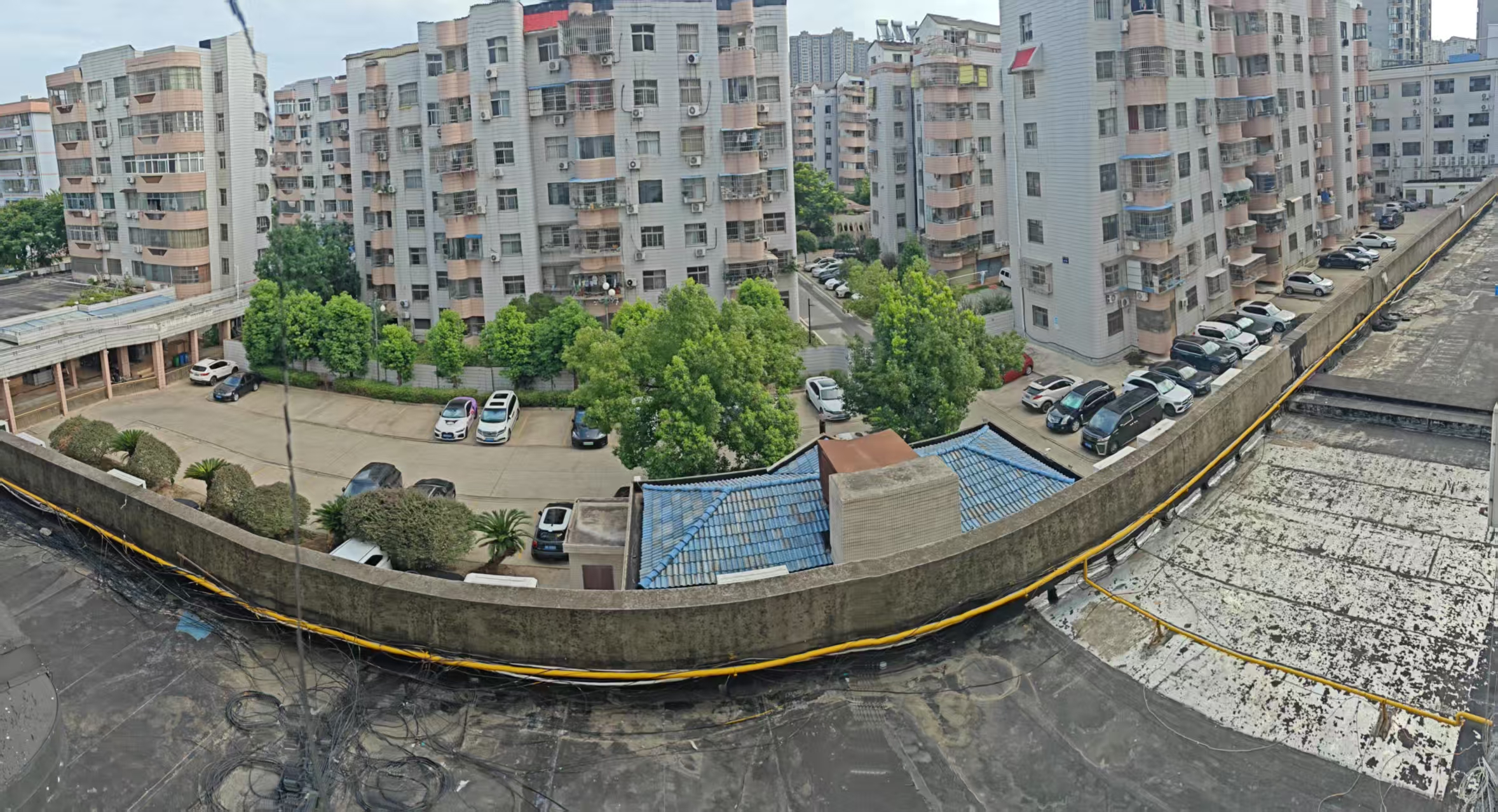 楼下停车场.jpg