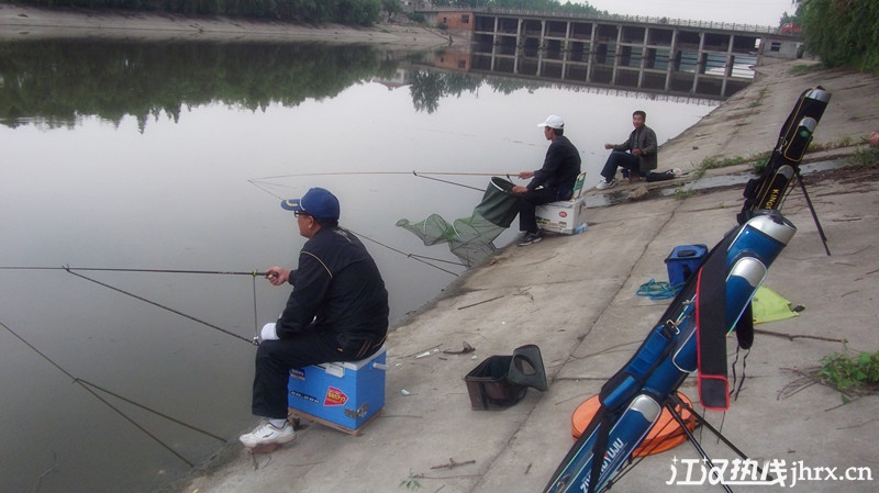 钓友们休闲野趣好不自在.jpg