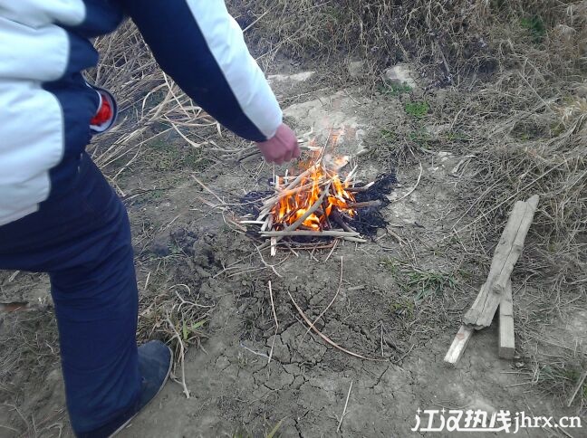 我给钓友在生火取暖